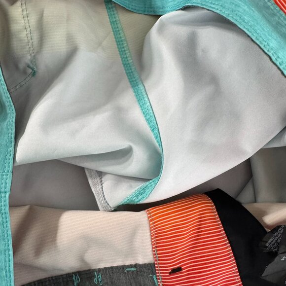 Hurley Boardshorts Mens Size 34 Striped Rainbow Coloful Swim Beach SS-1976 - Picture 10 of 12